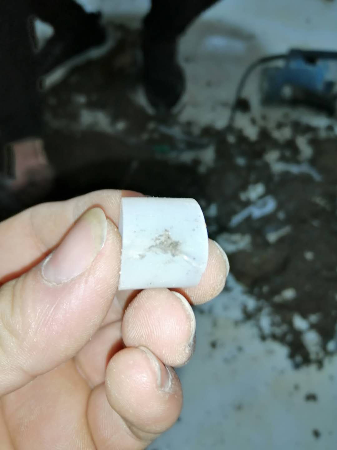 萨嘎家里地暖漏水了怎么办？