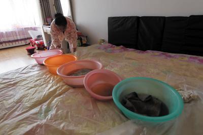 萨嘎楼上漏水，住户失联，小区没物管，业主维权难！律师来支招……